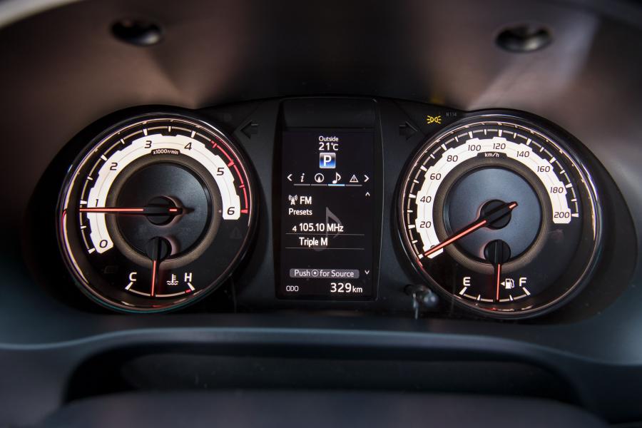 Панель приборов Toyota Hilux Rugged X Double Cab 2018 года  (AU) (фото 44 из 46)